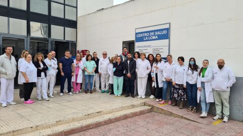 Movilizaciones ayer a las puertas del Centro de Salud de La Loma en Torrevieja, donde se ley&oacute; un manifiesto