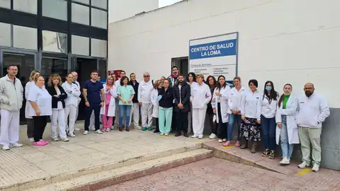 Movilizaciones ayer a las puertas del Centro de Salud de La Loma en Torrevieja, donde se leyó un manifiesto Movilizaciones ayer a las puertas del Centro de Salud de La Loma en Torrevieja, donde se leyó un manifiesto