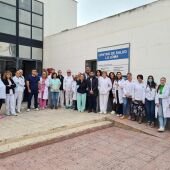 Movilizaciones ayer a las puertas del Centro de Salud de La Loma en Torrevieja, donde se leyó un manifiesto