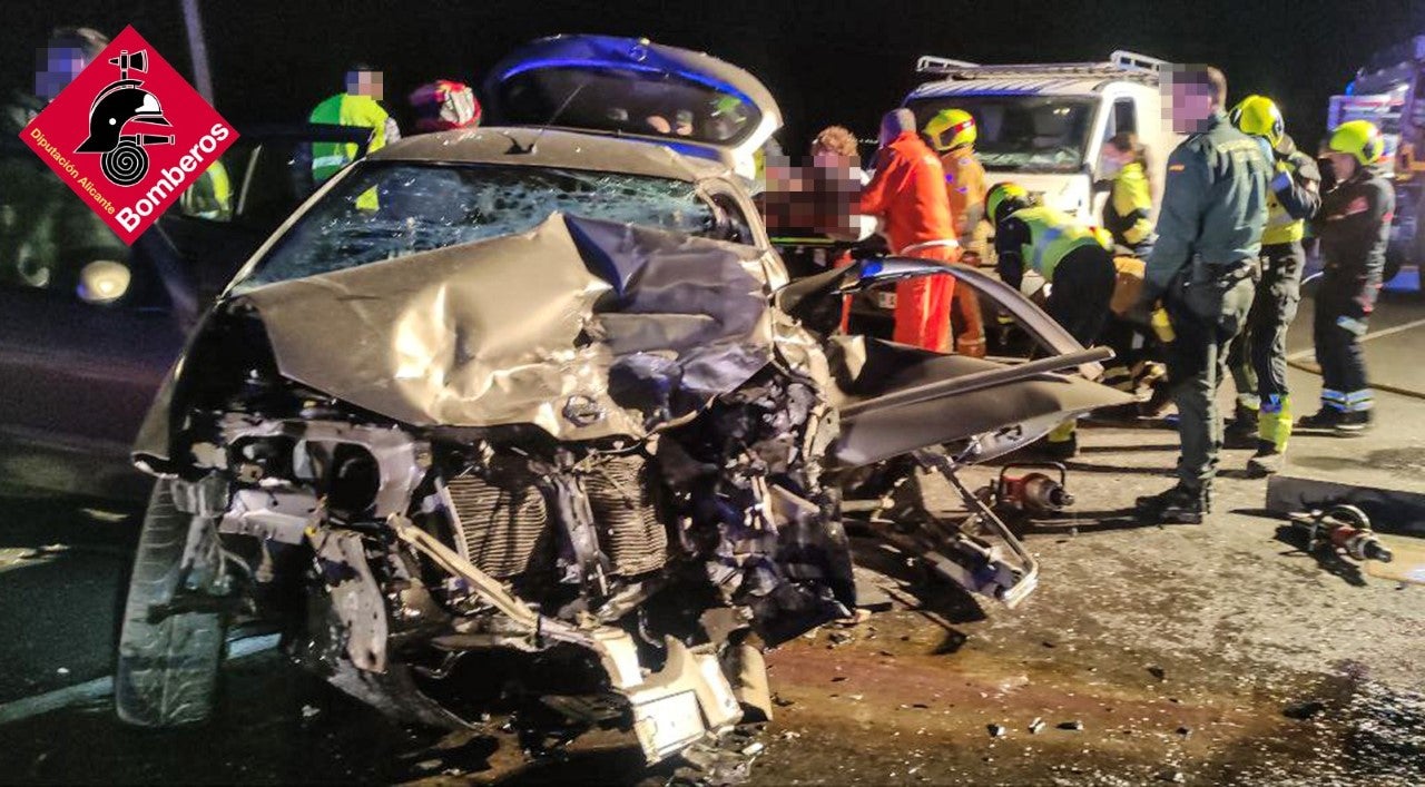 Un accidente de circulación deja en Villena dos personas heridas y un coche precipitado por un barranco Un accidente de circulación deja en Villena dos personas heridas y un coche precipitado por un barranco