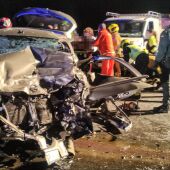 La colisión entre dos coches deja en Villena dos personas heridas y un coche precipitado por un barranco.