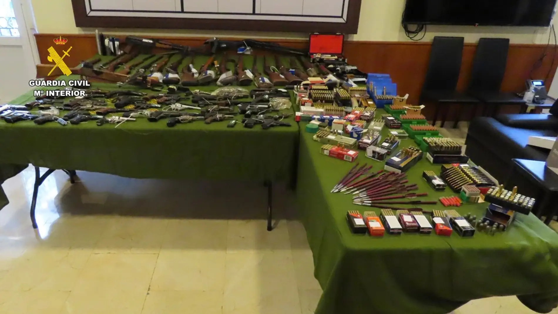 Armas de fabricación artesanal intervenidas por la Guardia Civil.
