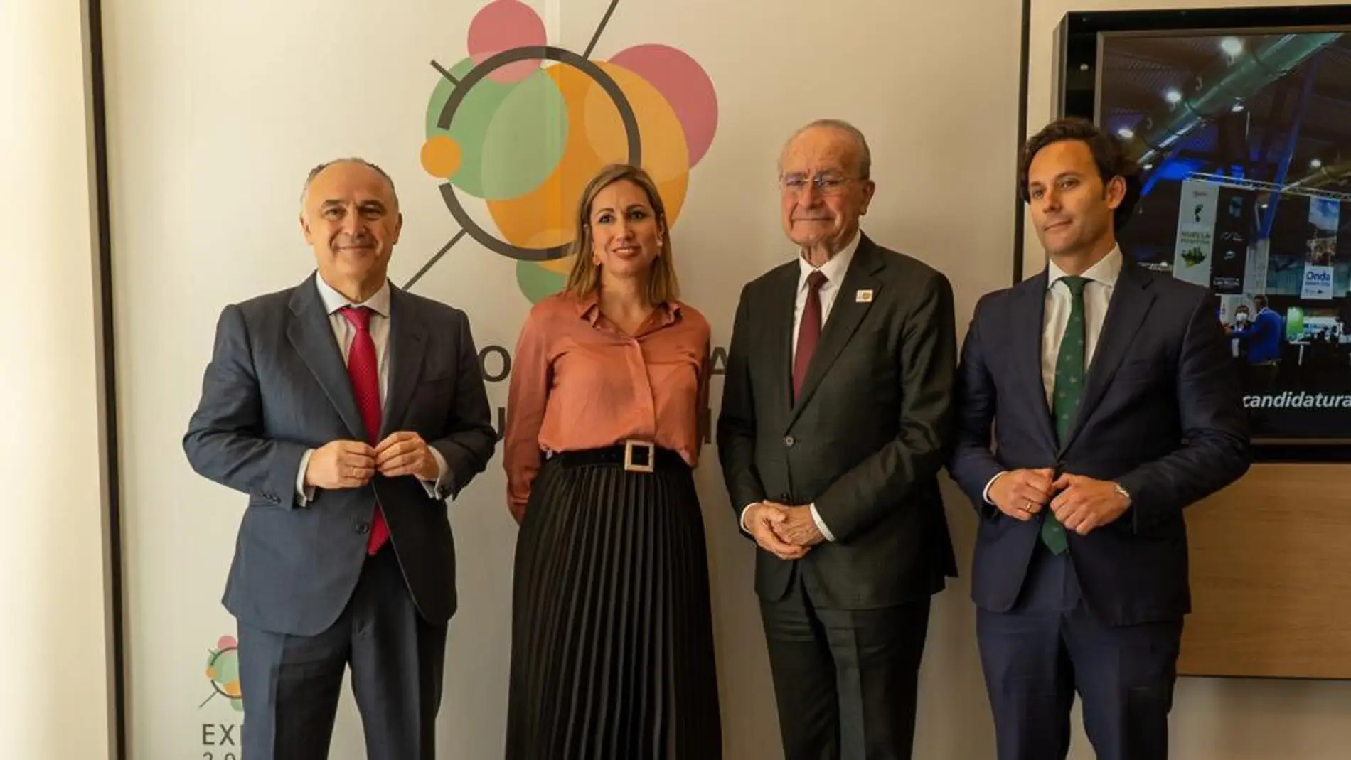CaixaBank tematiza sus oficinas de Málaga para respaldar la candidatura de la ciudad a la Expo 2027 