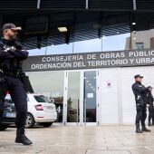 Varios policías en la entrada de la Consejería de Obras Públicas, Ordenación del Territorio y Urbanismo de Cantabria