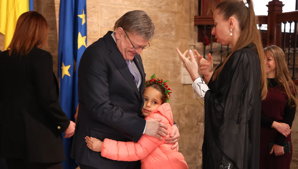 El president Ximo Puig le ha regalado un peluche a la pequeña Marisa