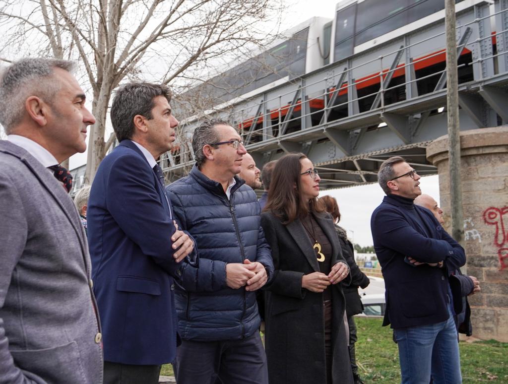 Carlos Mazón insiste: "Puig es responsable por anunciar un tren que no puede pasar por la vía" Carlos Mazón insiste: "Puig es responsable por anunciar un tren que no puede pasar por la vía"