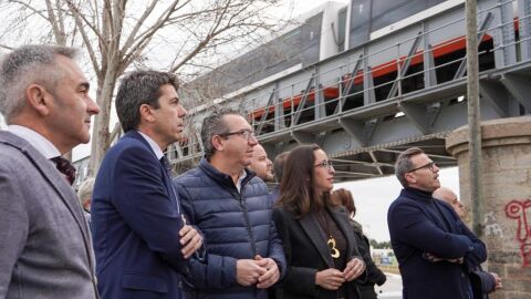 Carlos Mazón y los ediles del Pp en uno de los puentes de la L9 en el término de Altea 