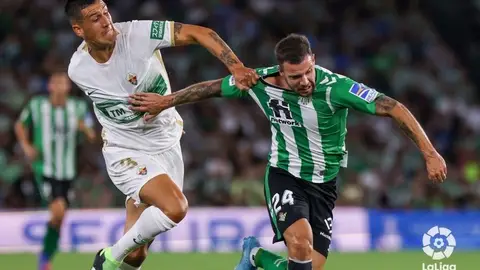 Aitor Ruibal conduce el balón en un partido ante el Elche. Aitor Ruibal conduce el balón en un partido ante el Elche.
