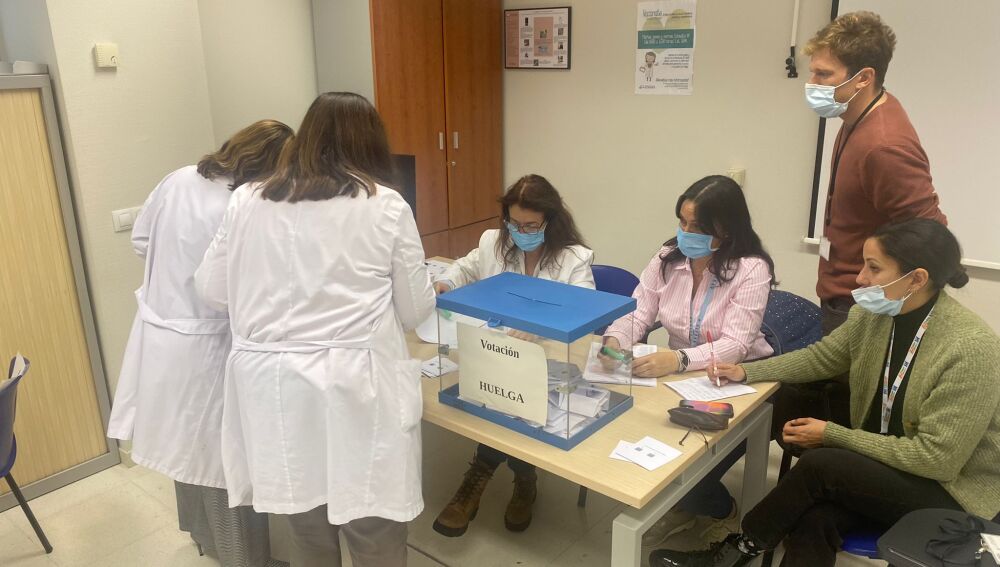 Jornada de votación sobre la huelga celebrada este jueves en el Hospital de Torrevieja