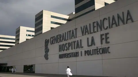 Imagen de archivo de la fachada del Hospital La Fe (Valencia) Aíslan en Valencia a un paciente que podría sufrir el virus de Marburgo