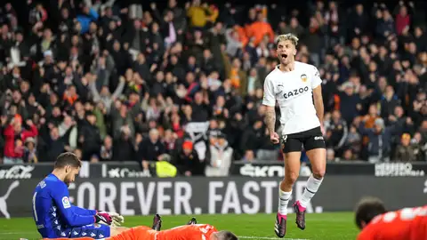 Hugo Duro Hugo Duro celebra la victoria del Valencia ante la Real Sociedad