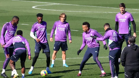 Varios jugadores del Real Madrid, durante un entrenamiento Alineación del Real Madrid y el Atlético de Madrid hoy en el derbi de LaLiga