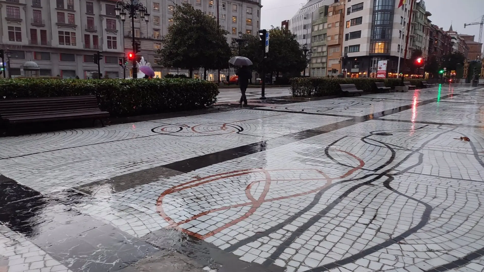 El Paseo de los Álamos del Campo San Francisco de Oviedo en una jornada de lluvia. - EUROPA PRESS - Archivo.jpg