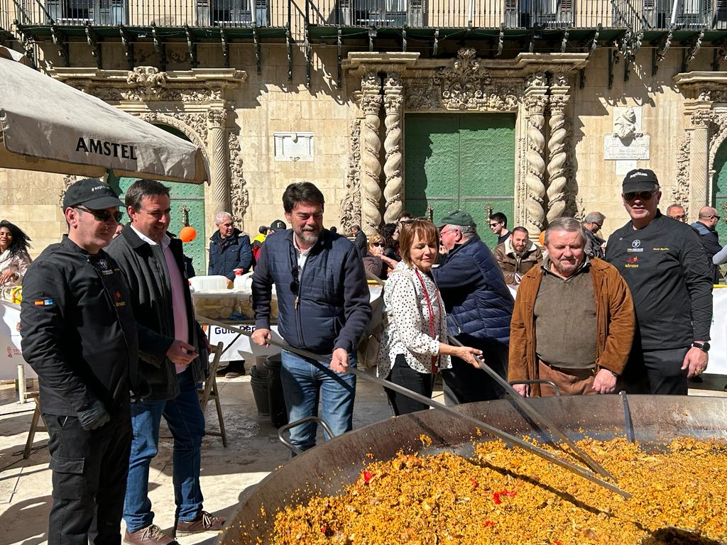 Un arroz gigante para 1500 personas, previa de la Gala Gastronómica de los Soles Repsol que se celebra en Alicante Un arroz gigante para 1500 personas, previa de la Gala Gastronómica de los Soles Repsol que se celebra en Alicante