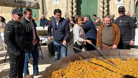 Paella gigante en la Plaza del Ayuntamiento de Alicante