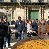 Paella gigante en la Plaza del Ayuntamiento de Alicante Paella gigante en la Plaza del Ayuntamiento de Alicante