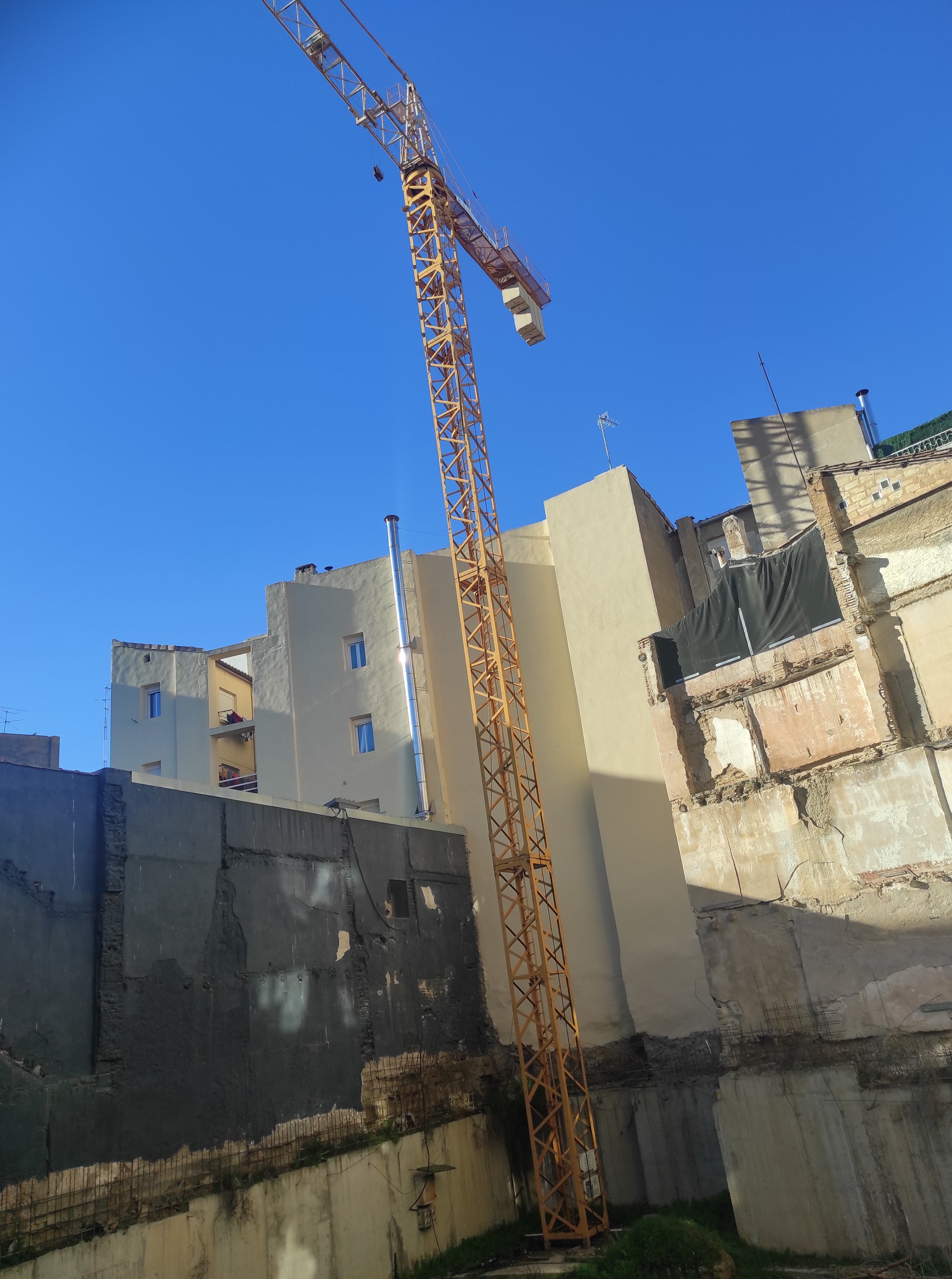 Equo solicita la retirada de la grúa abandonada en la calle Vidania Equo solicita la retirada de la grúa abandonada en la calle Vidania