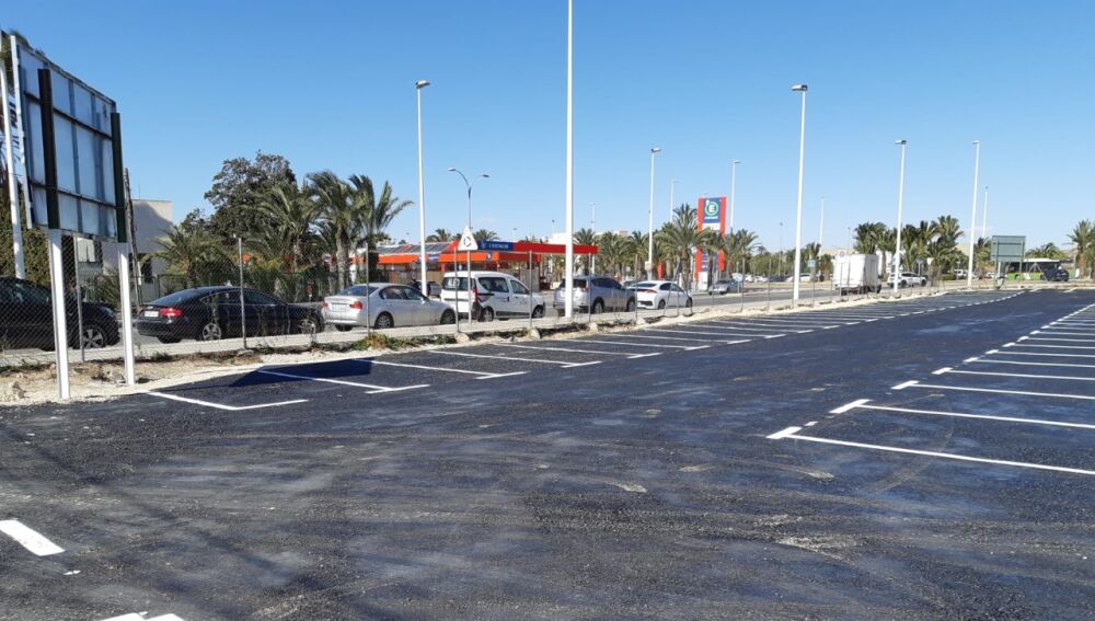 Aparcamiento junto a la estación de autobuses de Elche. 