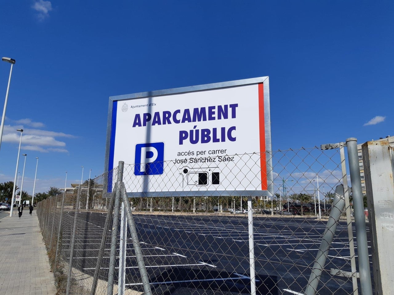 Entra en funcionamiento el aparcamiento provisional junto a la estación de autobuses de Elche Entra en funcionamiento el aparcamiento provisional junto a la estación de autobuses de Elche