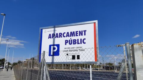 Entra en funcionamiento el aparcamiento provisional junto a la estación de Autobuses de Elche. Entra en funcionamiento el aparcamiento provisional junto a la estación de Autobuses de Elche.