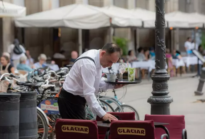 La hostelería en España pierde 32.000 camareros en cuatro años por las malas condiciones laborales La hostelería en España pierde 32.000 camareros en cuatro años por las malas condiciones laborales