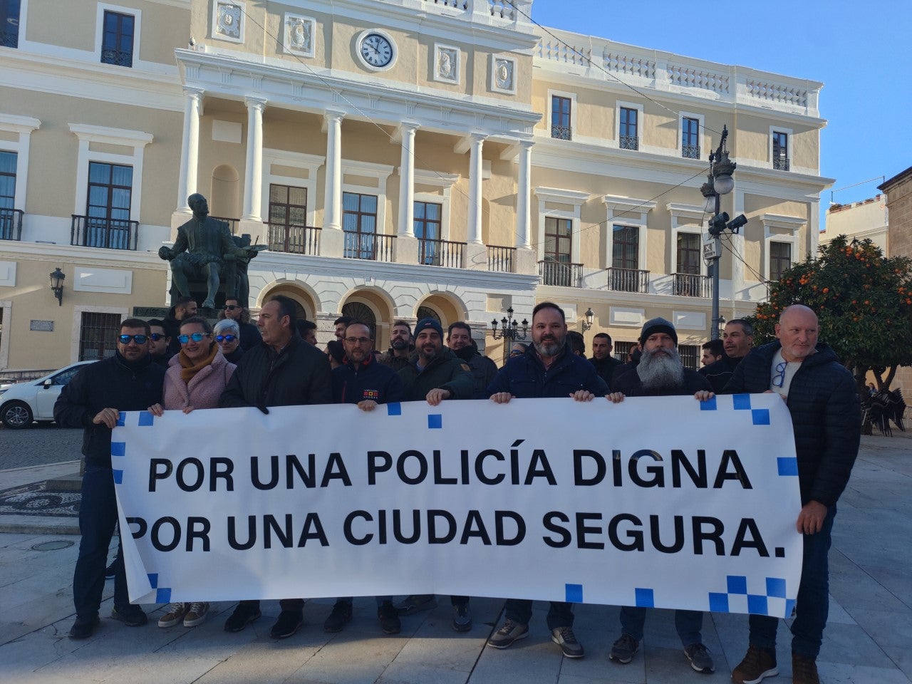 El sindicato Aspoloba se concentran frente al Ayuntamiento de Badajoz coincidiendo con la celebración del Pleno Municipal El sindicato Aspoloba se concentran frente al Ayuntamiento de Badajoz coincidiendo con la celebración del Pleno Municipal