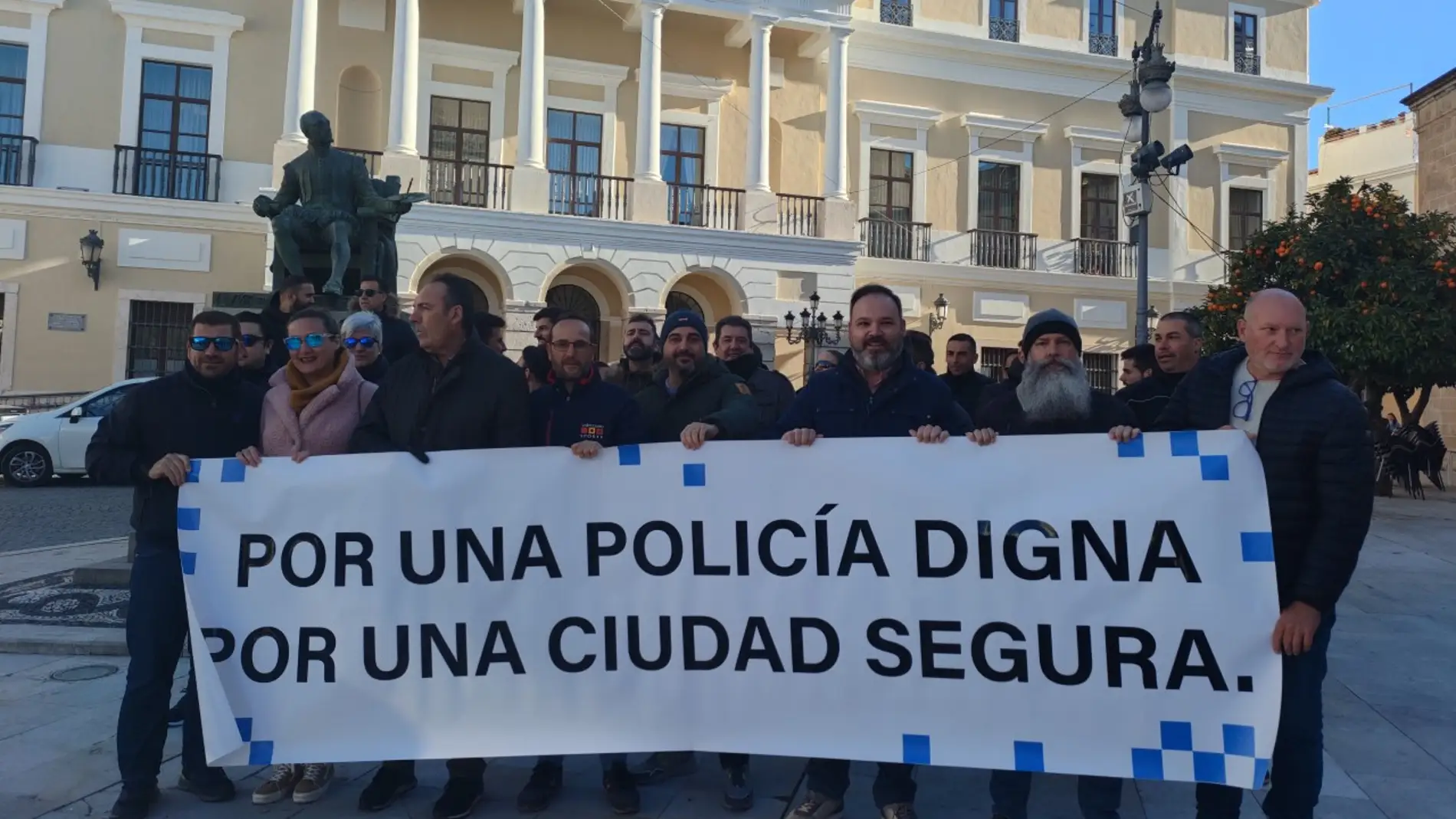 El sindicato Aspoloba se concentran frente al Ayuntamiento