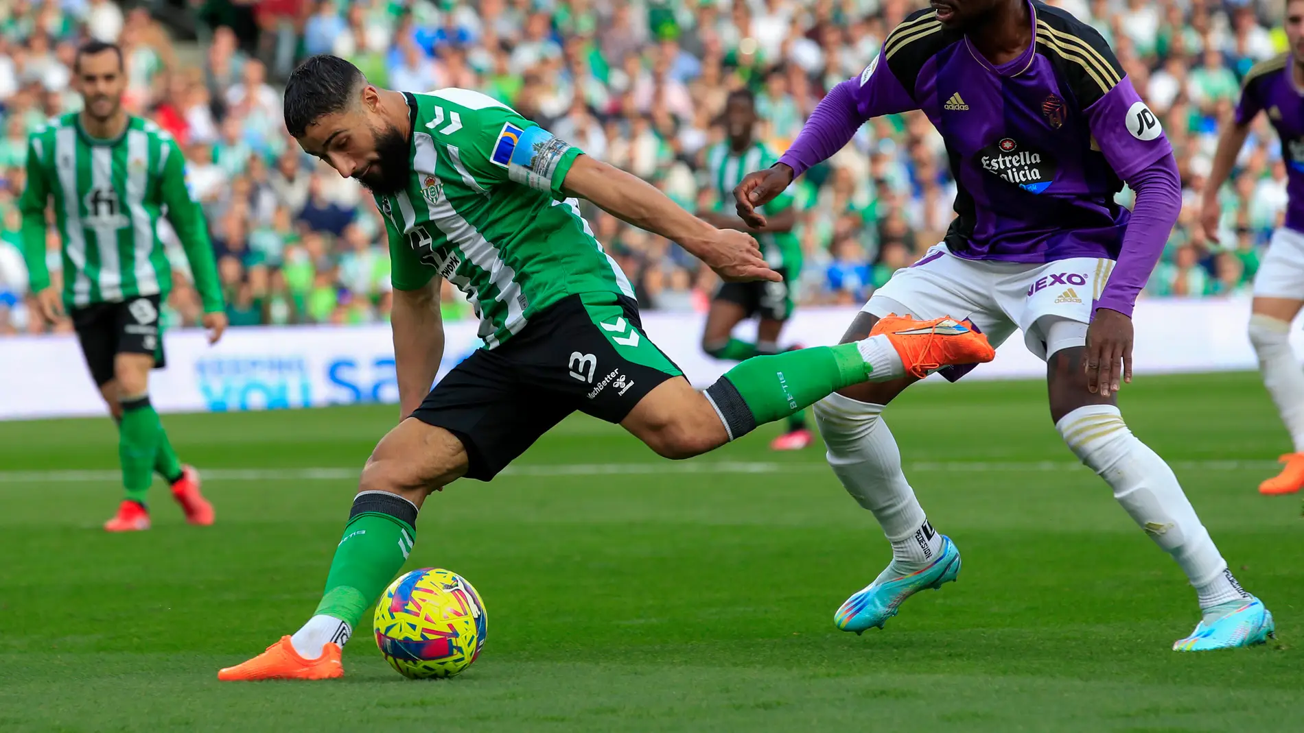 Fekir golpea el balón en un partido ante el Valladolid.