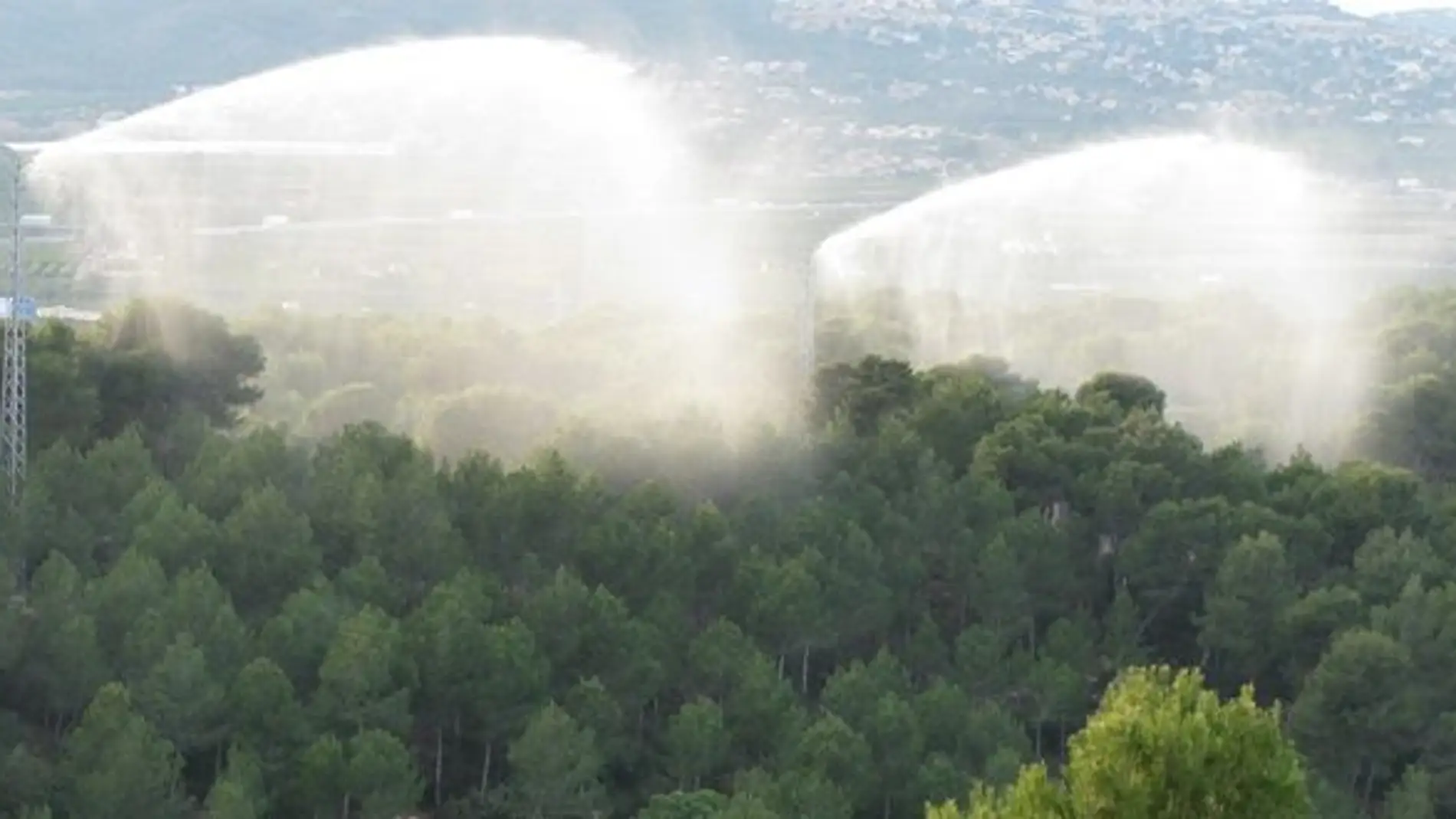 Cañones de agua instalados en La Vallesa, similares a los previstos en La Devesa