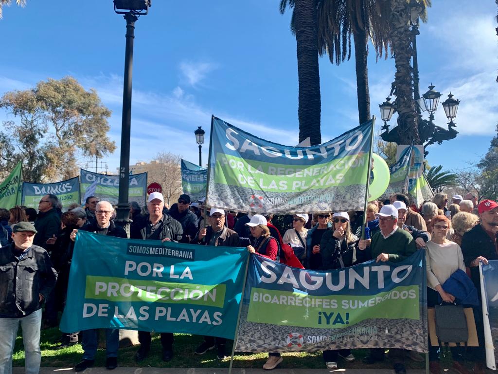 Más de 300 personas claman para salvar las playas en Valencia Más de 300 personas claman para salvar las playas en Valencia
