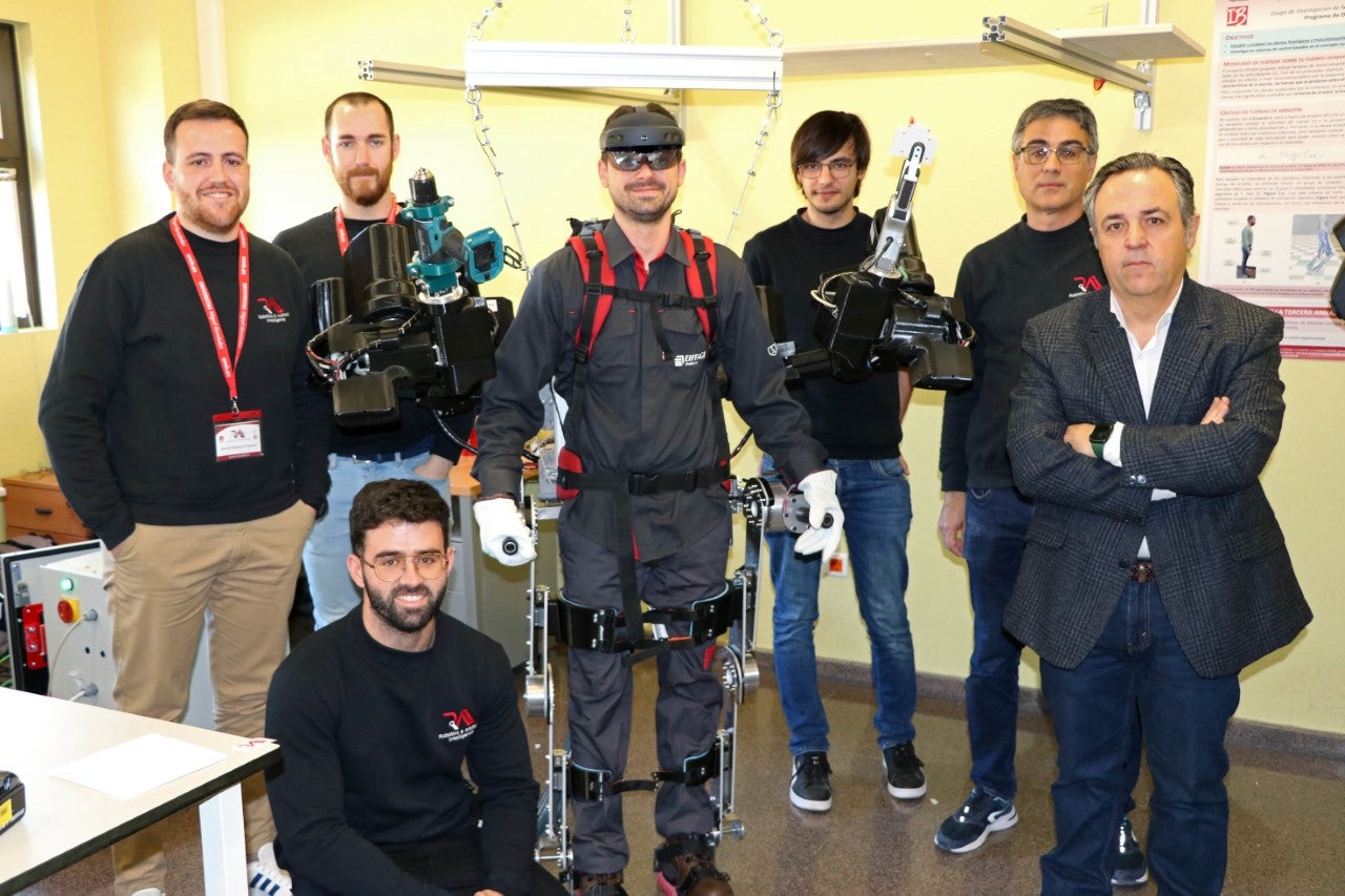 El grupo de robótica de la UMH de Elche diseña un robot para realizar con más seguridad tareas de instalación y mantenimiento industrial El grupo de robótica de la UMH de Elche diseña un robot para realizar con más seguridad tareas de instalación y mantenimiento industrial
