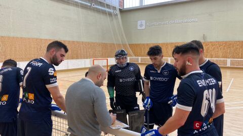 Javi Paredes habla con sus jugadores en el partido frente al Congres