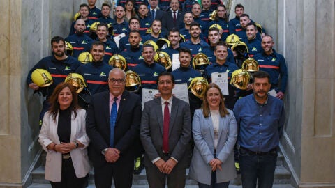 Los nuevos bomberos junto a los representantes de la Diputación y SCIS