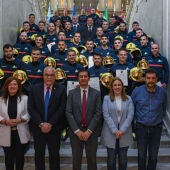 Los nuevos bomberos junto a los representantes de la Diputación y SCIS