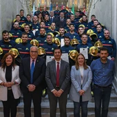 Los nuevos bomberos junto a los representantes de la Diputación y SCIS Los nuevos bomberos junto a los representantes de la Diputación y SCIS