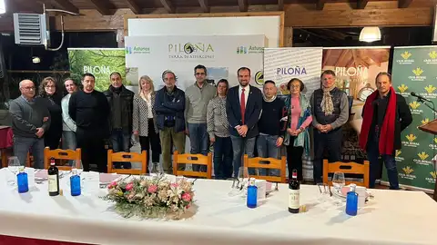 Autoridades y hosteleros durante la presentación Autoridades y hosteleros durante la presentación
