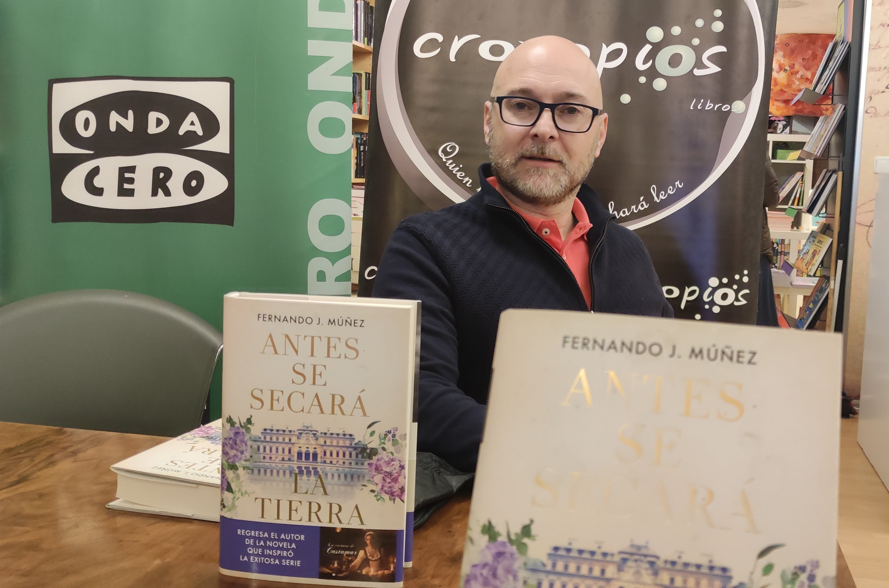 Fernando J. Múñez: "Cuando vi el Pazo de Lourizán tuve claro que era ahí donde tenía que ambientar mi historia" Fernando J. Múñez: "Cuando vi el Pazo de Lourizán tuve claro que era ahí donde tenía que ambientar mi historia"