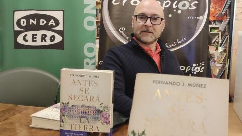 Presentaci&oacute;n de "Antes se secar&aacute; la tierra" que es su nueva novela 