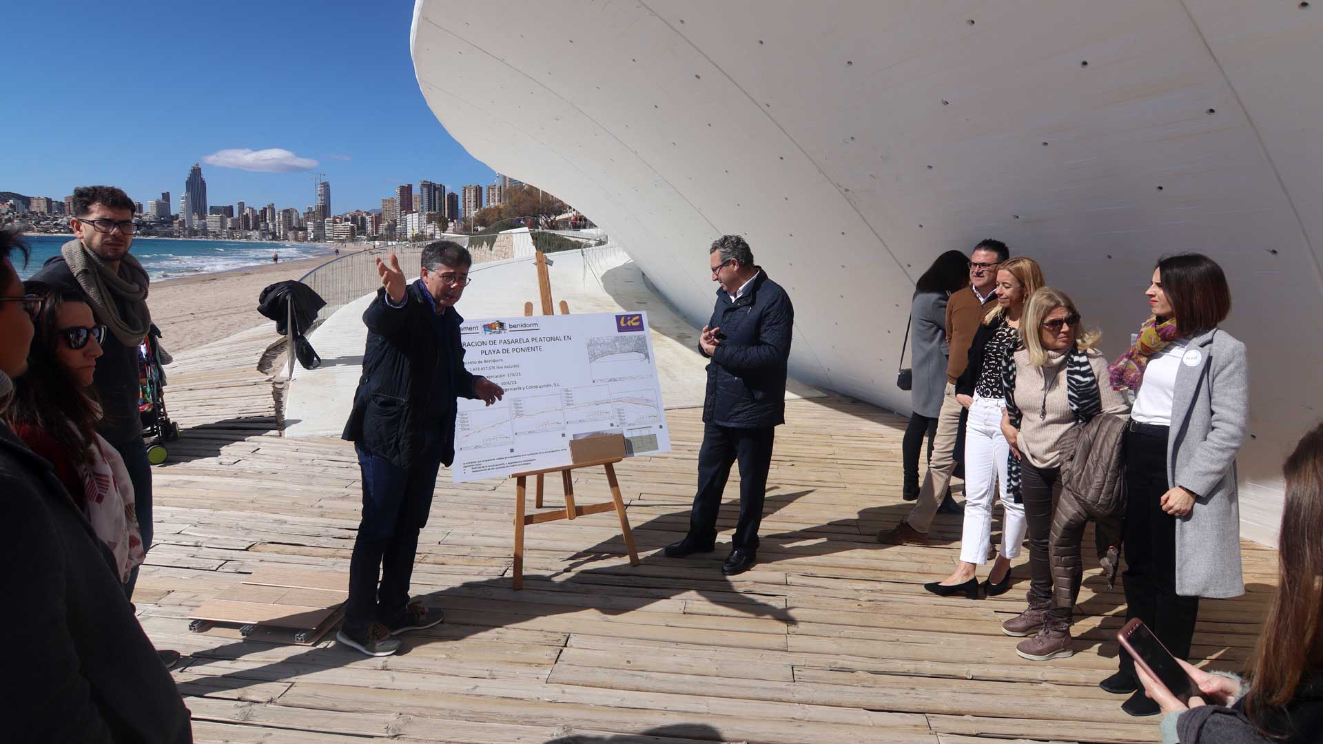 Benidorm comenzará mañana a retirar la pasarela peatonal de Poniente Benidorm comenzará mañana a retirar la pasarela peatonal de Poniente