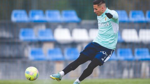 28-02-2023 Luismi golpea un bal&oacute;n en El Requex&oacute;n
