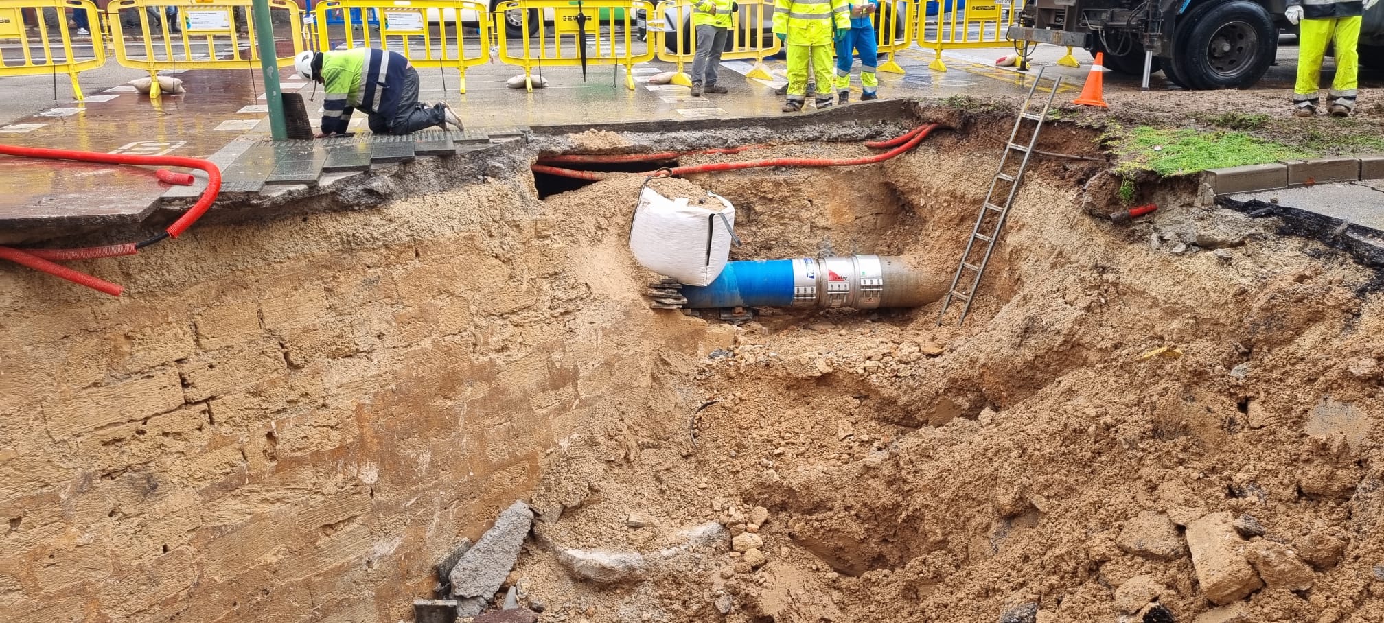 Cort rellena el socavón de Avenidas para restablecer "lo más pronto posible" el tráfico Cort rellena el socavón de Avenidas para restablecer "lo más pronto posible" el tráfico