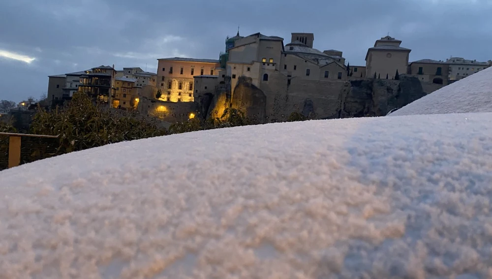 Vista de la ciudad de Cuenca nevada desde el Parador de Turismo, este lunes