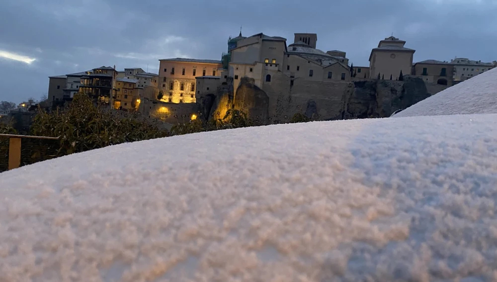 Vista de la ciudad de Cuenca nevada desde el Parador de Turismo, este lunes Vista de la ciudad de Cuenca nevada desde el Parador de Turismo, este lunes