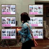 Una persona mira una inmobiliaria. Una persona mira una inmobiliaria.