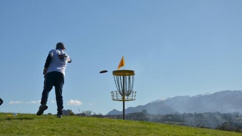 Un deportista jugando al disc golf en Oviedo