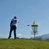 Un deportista jugando al disc golf en Oviedo