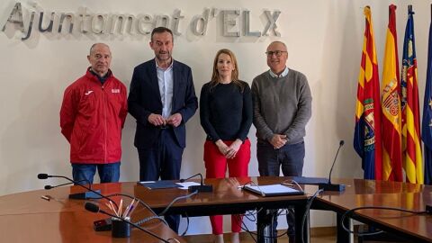 Jos&eacute; Valeriano Zapata, Carlos Gonz&aacute;lez, Raquel Rosique y Vicente Alberola, en la firma del convenio para la organizaci&oacute;n de la Media Marat&oacute;n de Elche