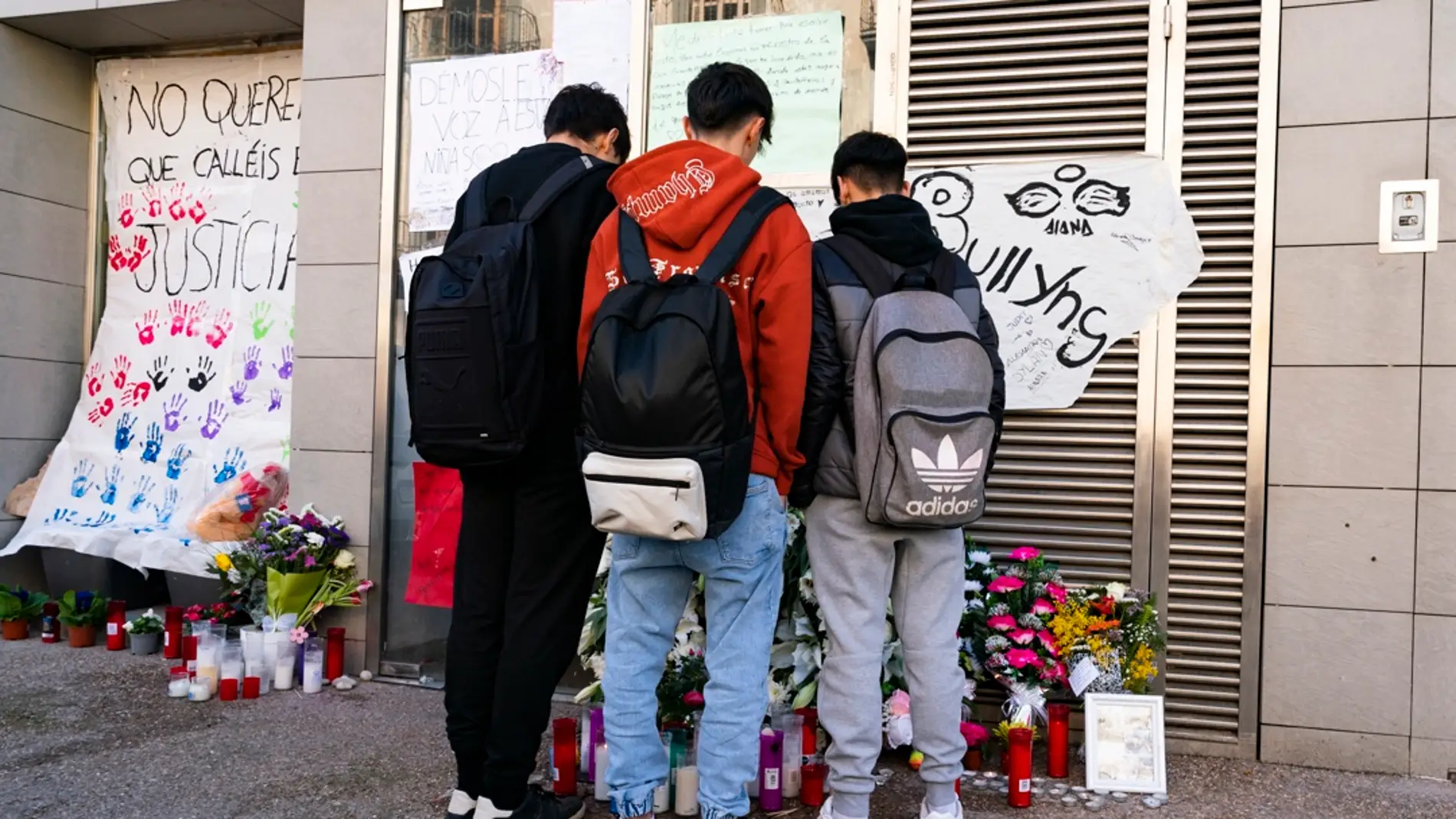 Velas, flores y pancartas en el domicilio de la menor de 12 años que se suicidó en Sallent (Barcelona)