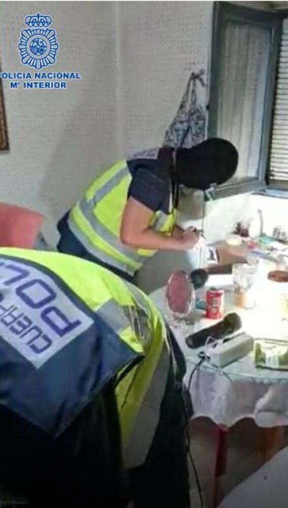 Agentes de la Policía Nacional durante la operación antidroga