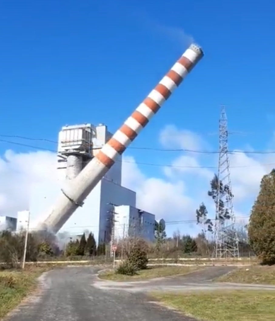Y cayó la chimenea de Meirama el día que las cofradías gallegas y asturianas anuncian protestas contra el "ecocidio" y "pescacidio" eólico marino Y cayó la chimenea de Meirama el día que las cofradías gallegas y asturianas anuncian protestas contra el "ecocidio" y "pescacidio" eólico marino